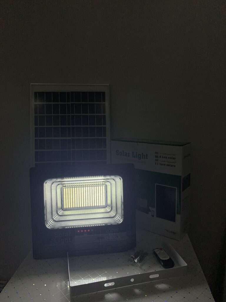 Đèn pha led năng lượng mặt trời JD-8200L